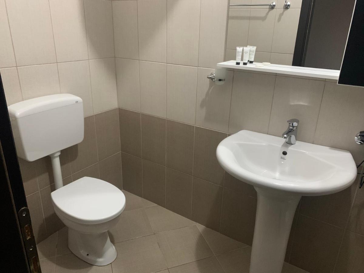 Vladimir Estate Hotel Gjirokaster Bagian luar foto